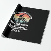 oud man met mtb cadeaupapier (Uitgerold)