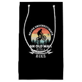 oud man met mtb klein cadeauzakje (Voorkant)