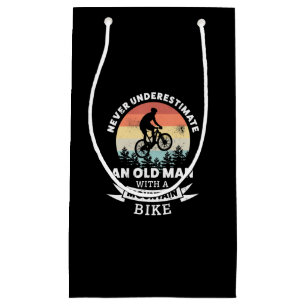 oud man met mtb klein cadeauzakje