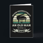 Oud Man met piano Funny Pianist pa Kaart<br><div class="desc">Onderschat nooit een oud Man met een piano. Grappig geschenk voor Mannen en vrouwen / Pianist die van klassieke muziek en instrumenten houdt. Koop het als kerstcadeautjes,  verjaardagen of vaderdag voor je man of vader.</div>