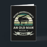 Oud Man met piano Funny Pianist pa Kaart<br><div class="desc">Onderschat nooit een oud Man met een piano. Grappig geschenk voor Mannen en vrouwen / Pianist die van klassieke muziek en instrumenten houdt. Koop het als kerstcadeautjes,  verjaardagen of vaderdag voor je man of vader.</div>