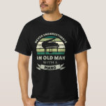 Oud Man met piano Funny Pianist pa T-shirt<br><div class="desc">Onderschat nooit een oud Man met een piano. Grappig geschenk voor Mannen en vrouwen / Pianist die van klassieke muziek en instrumenten houdt. Koop het als kerstcadeautjes,  verjaardagen of vaderdag voor je man of vader.</div>