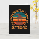 Oud Man met skateboard Kaart (Gele Bloem)