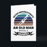 Oud Man met Trumpet Funny Gift Dad Kaart<br><div class="desc">Onderschat nooit een oud Man met een Trumpet. Grappig geschenk ideaal voor mannen die van marchingband houden,  muziek,  jazz en instrumenten. Koop het als kerstcadeautjes,  verjaardagen of vaderdag voor je man of vader.</div>