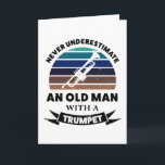 Oud Man met Trumpet Funny Gift Dad Kaart<br><div class="desc">Onderschat nooit een oud Man met een Trumpet. Grappig geschenk ideaal voor mannen die van marchingband houden,  muziek,  jazz en instrumenten. Koop het als kerstcadeautjes,  verjaardagen of vaderdag voor je man of vader.</div>