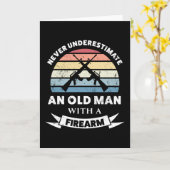 Oud Man met vuurwapen Funny Gift Dad Kaart (Gele Bloem)