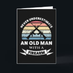 Oud Man met vuurwapen Funny Gift Dad Kaart<br><div class="desc">Onderschat nooit een oud Man met een vuurwapen. Grappig geschenk voor Mannen die graag een pistool schieten,  tweede amendement en militair. Koop het als kerstcadeautjes,  verjaardagen of vaderdag voor je man of vader.</div>