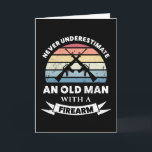Oud Man met vuurwapen Funny Gift Dad Kaart<br><div class="desc">Onderschat nooit een oud Man met een vuurwapen. Grappig geschenk voor Mannen die graag een pistool schieten,  tweede amendement en militair. Koop het als kerstcadeautjes,  verjaardagen of vaderdag voor je man of vader.</div>