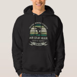 Oud Man met wat Skis Funny Pap Gift Hoodie<br><div class="desc">Onderschat nooit een oud Man met wat Skis. Dit grappige cadeau is ideaal voor mannen die van skiën,  sport en sneeuw houden. Koop het als kerstcadeautjes,  verjaardagen of vaderdag voor je man of vader.</div>