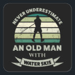 Oud Man met water Skis Funny Dad Gift Vierkante Sticker<br><div class="desc">Onderschat nooit een oud Man met de waterhuid. Dit grappige cadeau is ideaal voor mannen die van skiën,  watersport en waterski houden. Koop het als kerstcadeautjes,  verjaardagen of vaderdag voor je man of vader.</div>
