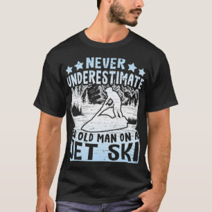 Oud Man op een Jet Ski  Jet Skiing  T-shirt
