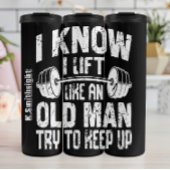 Oud Man probeert bij te blijven Thermosbeker