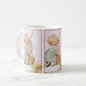 Oud Pasen, Schattig Jonge Jongen met Konijn Koffiemok (Voorkant links)
