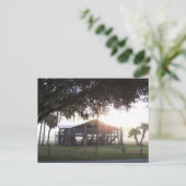 Oud ranch gebouw onder bomen met man standbeeld briefkaart (Staand voorkant)