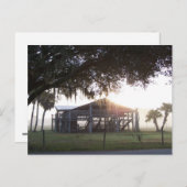 Oud ranch gebouw onder bomen met man standbeeld briefkaart (Voorkant / Achterkant)