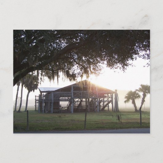 Oud ranch gebouw onder bomen met man standbeeld briefkaart (Voorkant)
