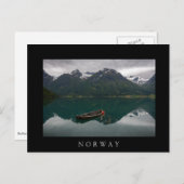 Oud rowboot en bergen in het zwarte briefkaart van (Voorkant / Achterkant)