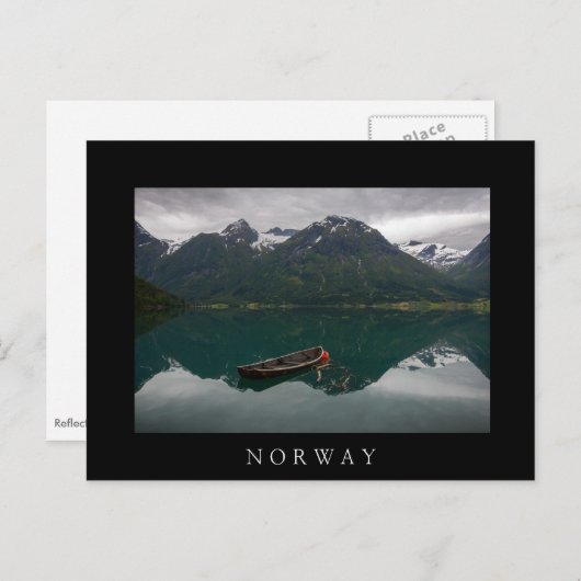 Oud rowboot en bergen in het zwarte briefkaart van (Voorkant / Achterkant)