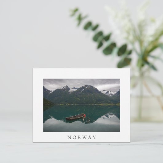 Oud rowboot en bergen in Noors briefkaart (Staand voorkant)