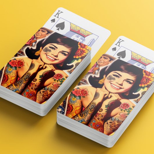 Oud-school getatoeëerd meisje pokerkaarten
