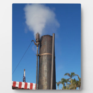 oud stoomfluitje met een witte pluim stoom fotoplaat