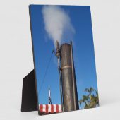 oud stoomfluitje met een witte pluim stoom fotoplaat (Zijkant)