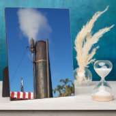 oud stoomfluitje met een witte pluim stoom fotoplaat (Zijkant)