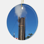 oud stoomfluitje met een witte pluim stoom keramisch ornament (Links)