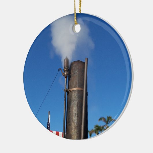 oud stoomfluitje met een witte pluim stoom keramisch ornament (Links)