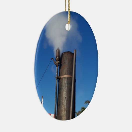 oud stoomfluitje met een witte pluim stoom keramisch ornament (Rechts)