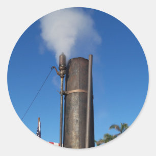 oud stoomfluitje met een witte pluim stoom ronde sticker