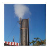 oud stoomfluitje met een witte pluim stoom tegeltje (Voorkant)