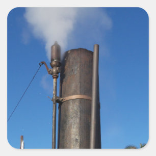 oud stoomfluitje met een witte pluim stoom vierkante sticker