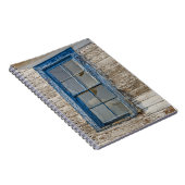 Oud venster met weetherde blauwe verf notitieboek (Rechterzijde)