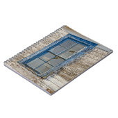 Oud venster met weetherde blauwe verf notitieboek (Linkerzijde)