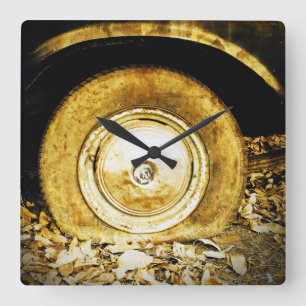 oud wiel van klassieke auto vierkante klok