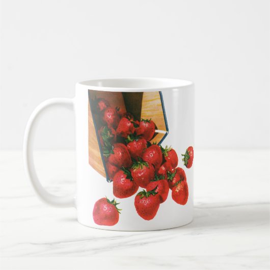 Oude aardbeien in mand, voedsel fruit bessen koffiemok (Links)