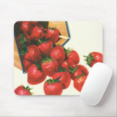 Oude aardbeien in mand, voedsel fruit bessen muismat (Met muis)