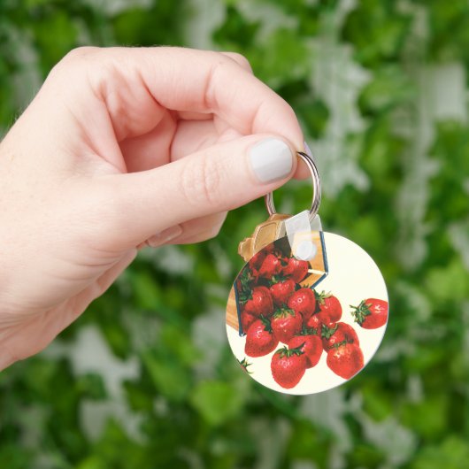 Oude aardbeien in mand, voedsel fruit bessen sleutelhanger (Hand)
