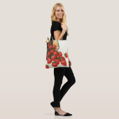 Oude aardbeien in mand, voedsel fruit bessen tote bag (Op model)