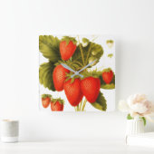 Oude aardbeien met groene bladeren vierkante klok (Huis)