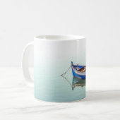 Oude Aiola boot. Kleine roeiboot in Seixal Bay. Koffiemok (Voorkant links)