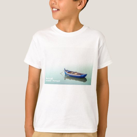 Oude Aiola boot. Kleine roeiboot in Seixal Bay. T-shirt (Voorkant)