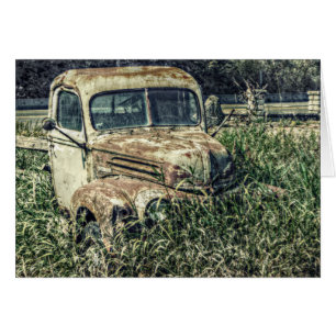 Oude Antiek Beater Truck in Grass