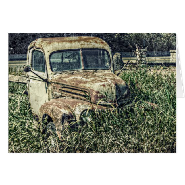 Oude Antiek Beater Truck in Grass (Voorkant Horizontaal)