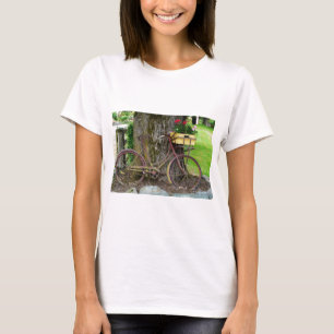 Oude Antiek fiets met ventilatormand T-shirt