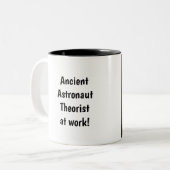 Oude astronautentheoreticus aan het werk tweekleurige koffiemok (Voorkant links)