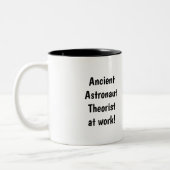 Oude astronautentheoreticus aan het werk tweekleurige koffiemok (Links)