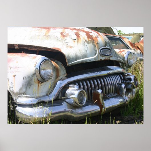 Oude auto in een Junkyard Poster (Voorkant)