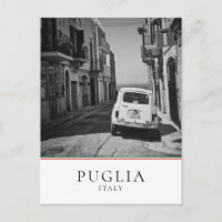 Oude auto in een straat in Italië in zwart-wit